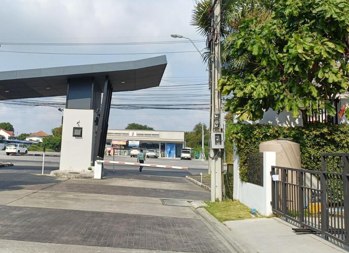 A Cozy 3-Story Townhome Near Bts & Lovely Estuary Ban Khlong Ta Khet Exterior foto